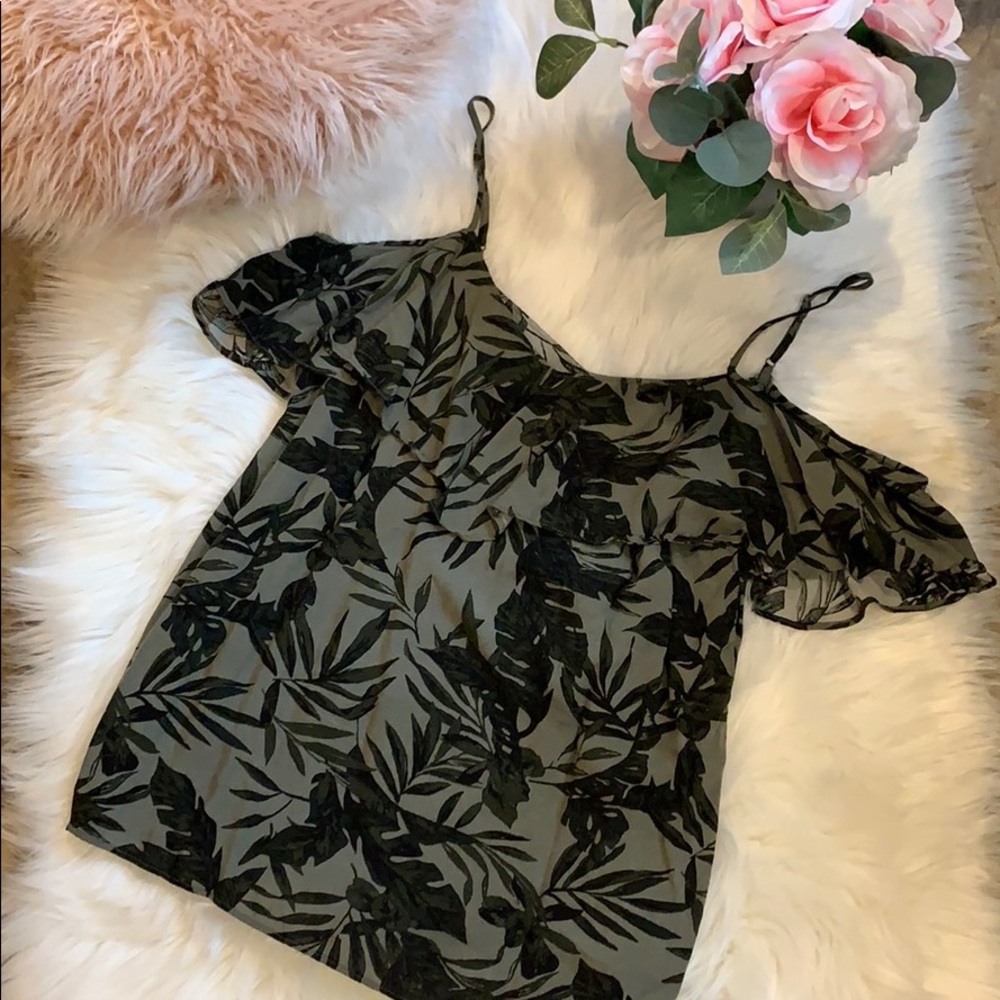 Cold shoulder tank